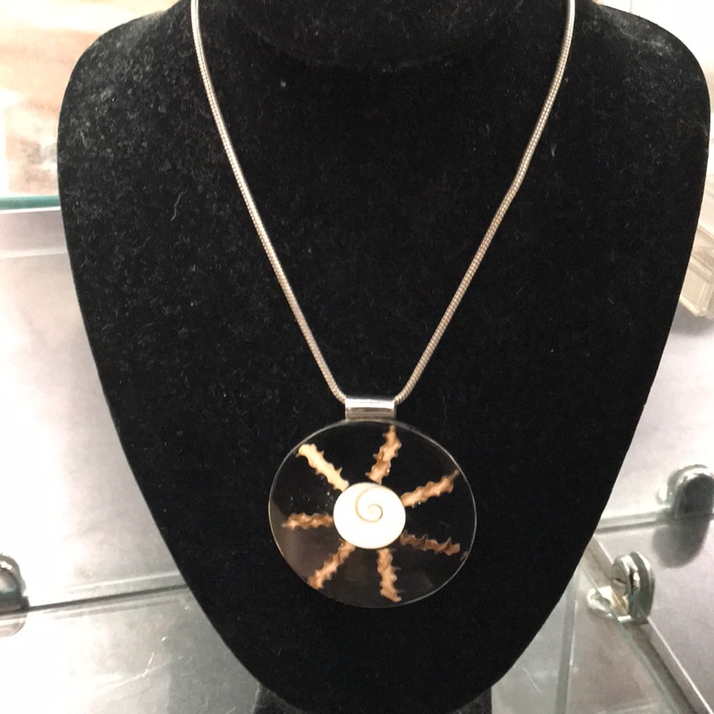 Beautiful modern, artistic pendant, mounted on a silver mount and lovely chain